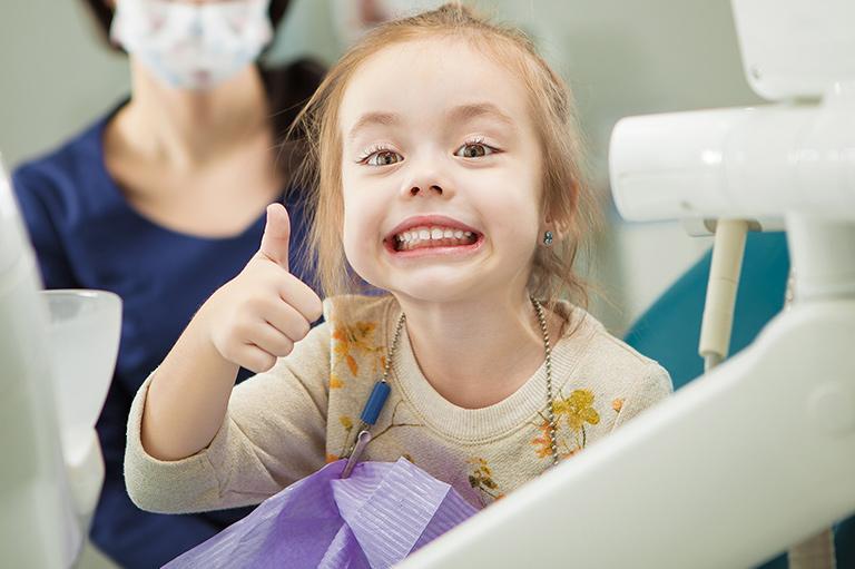 dziecko w trakcie wizyty stomatologicznej